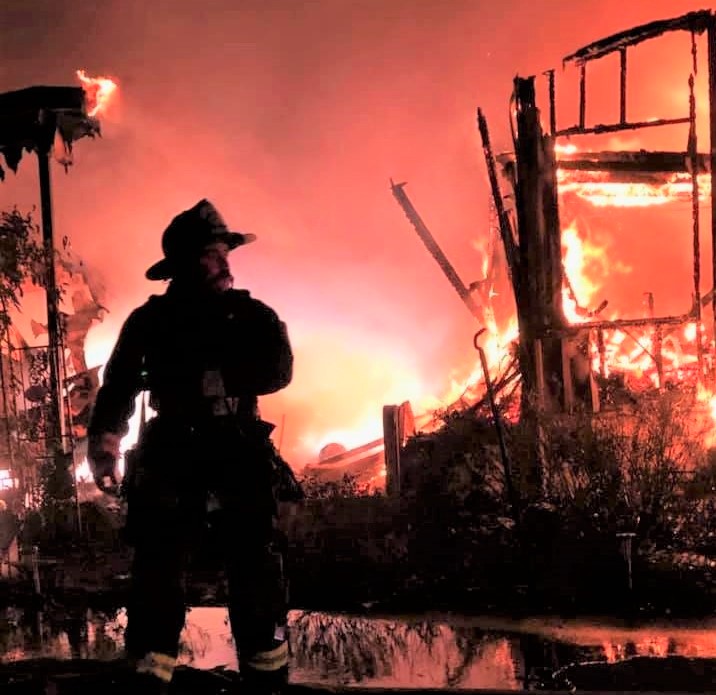 Leesburg firefighters battle blaze that destroys mobile home and threatens others