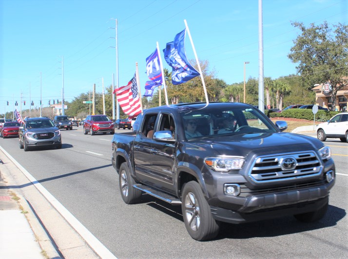 Vehicle parade supporting embattled President Trump travels through Leesburg