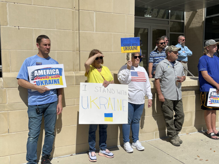 Hundreds rally at Lake County Courthouse in support of Ukraine