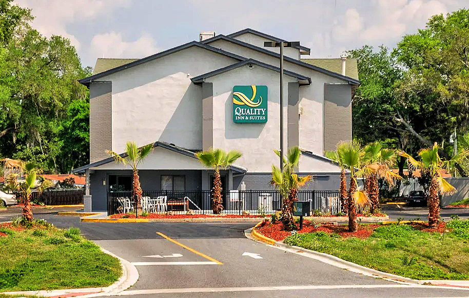 Trespasser returns to sleep on bench outside Leesburg hotel