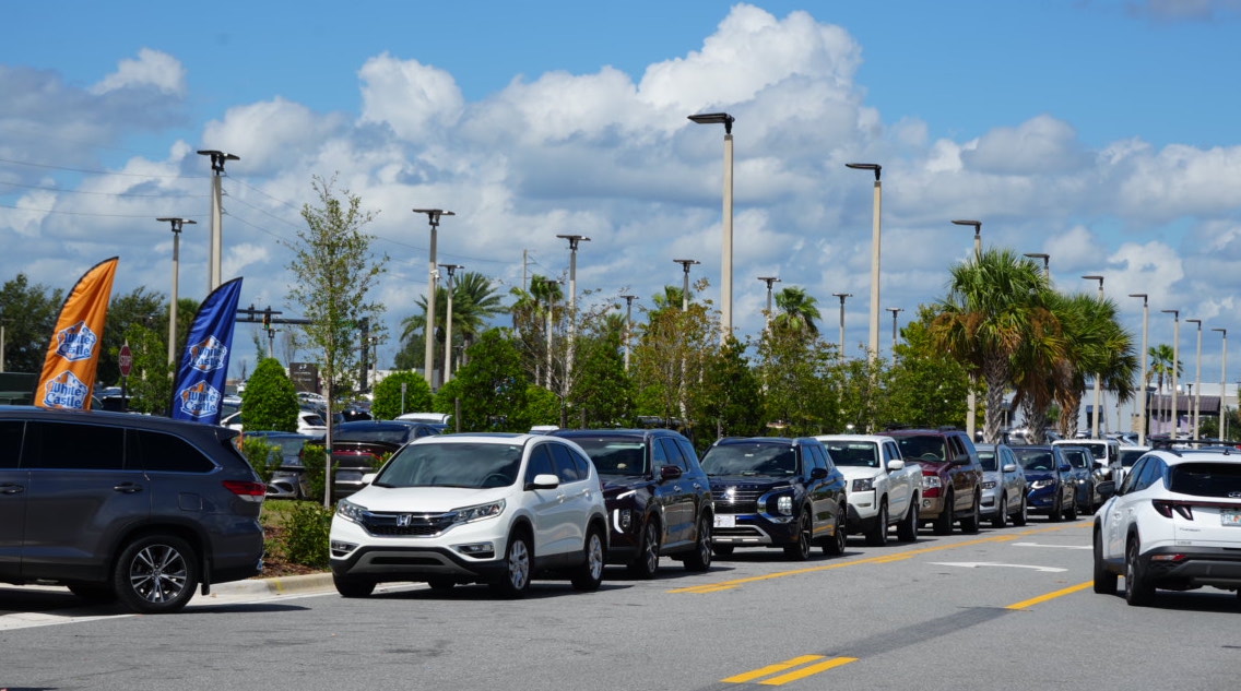 Dozens of cars were lined all around and down the road to visit the new White Castle in Clermont on Tuesday. Dozens of cars were lined all around and down the road to visit the new White Castle in Clermont on Tuesday.