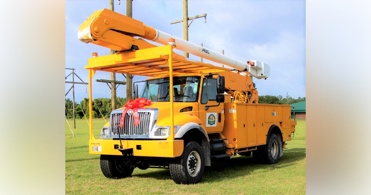 leesburg-electric-donates-retired-bucket-truck-to-lake-sumter-state